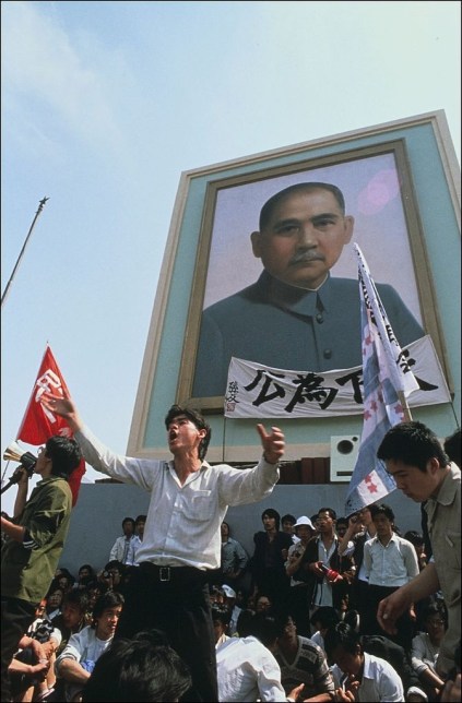 1989年5月,吾尔开希等学生代表在孙中山像前集会。